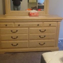 Almond Oak Bed Room Set With Head. Bord Queen 