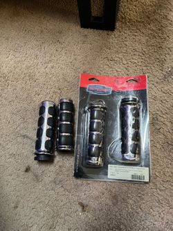 Two brand new sets of Harley Davidson carrying handlebar grips one new one package one out of package