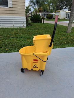 Rubbermaid Wave Brake Mop Bucket with Wringer