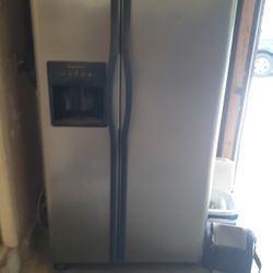 Frigidaire refrigerator $250