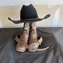 Boots , belt and hat