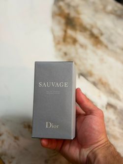 Marca: Dior
Fragancia: Sauvage Eau de Toilette
Tamaño: 100 ml / 3.4 oz
Tipo: Eau de Toilette (EDT)
Aroma: fresco, cítrico, especiado y amaderado
Notas