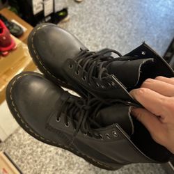 DR MARTENS 11821 Women's Sz 7L -US Black Matt Leather  Combat Boots