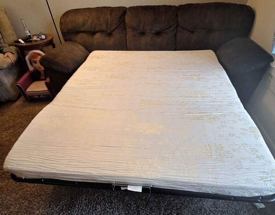 Raymour & Flanigan Queen Size Sofa Sleeper w/ memory foam mattress