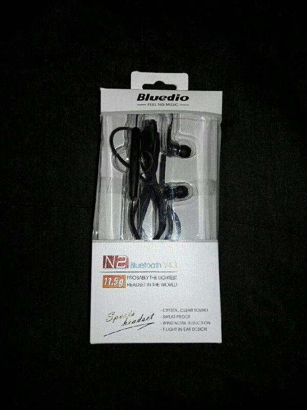 (Like New) Bluetooth Earbuds/Microphone