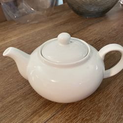 White tea pot 
