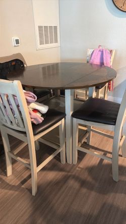 Table with 4 chairs