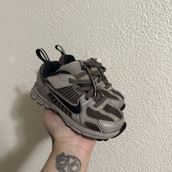 Toddler Nike Vomero 5 size 9
