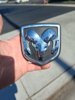 Ram 1500 Tailgate embolum