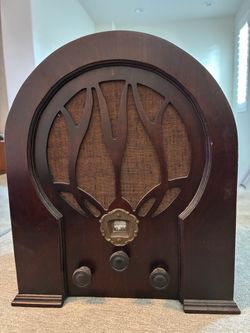 1931 Philco Model 70 "Baby Grand" cathedral tube radio