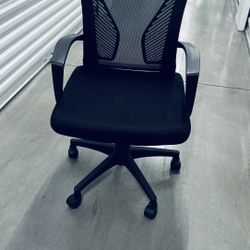 Black Office Chair w/ Padded Seat and Ergonomic Backing