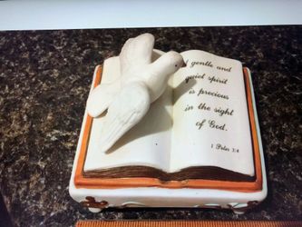Vintage house of Lloyd 1993 dove on bible music box