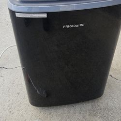 Frigidaire 14,000 BTU portable air conditioner in great working condition.
