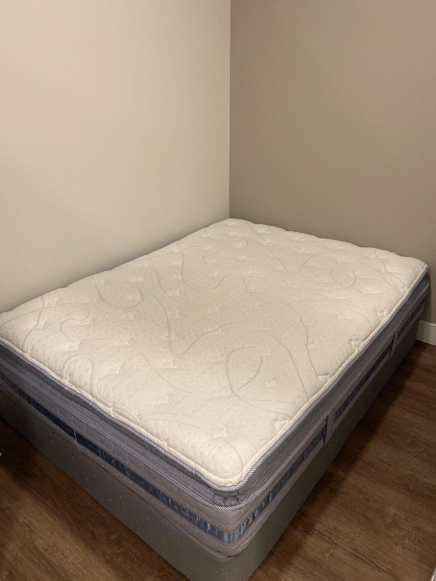 Serta Mattress & box spring bed set