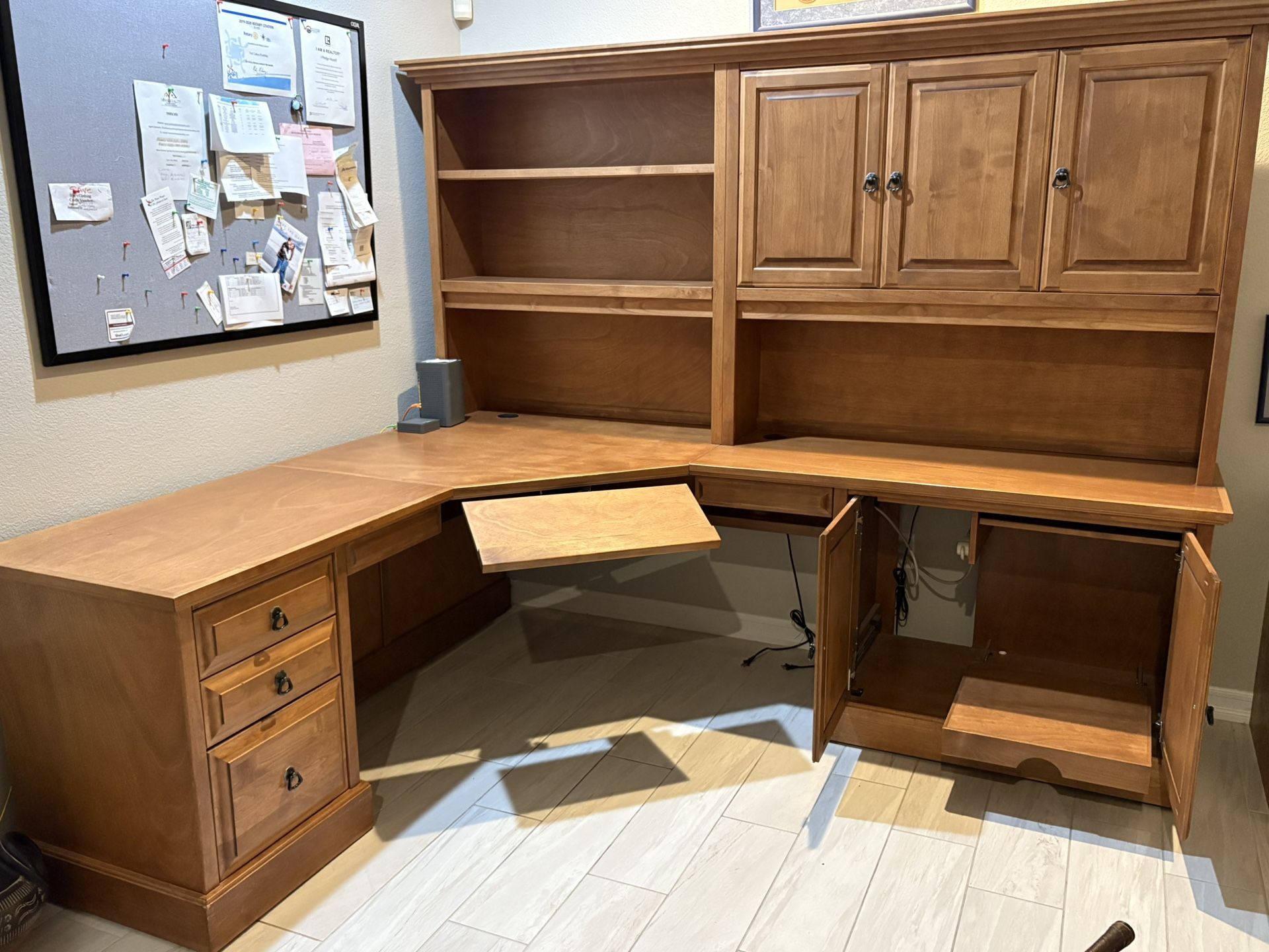 Corner Desk w/ Hutch