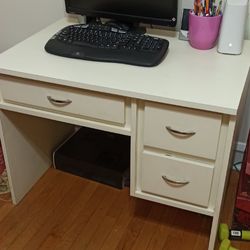 White Computer desk in good condition, 36W x  25D x 28H