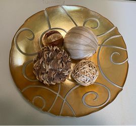 GOLD BOWL WITH DECORATIVE SPHERES