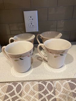 Set of 4 Crate & Barrel Vine & Berries Pattern Coffee Tea Cups Mugs