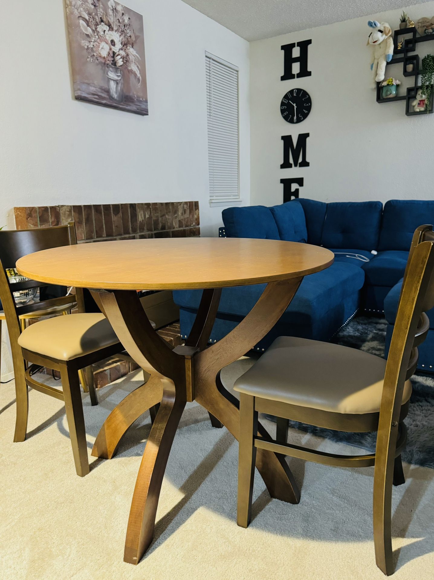 Round dinning table and chairs 
