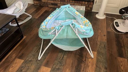 Basically new bassinet