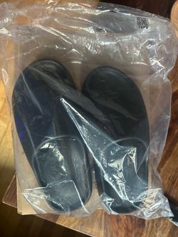 size 9 black Yeezy slides (brand new)
