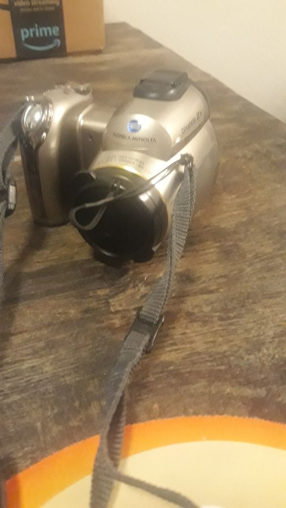Konica Minolta Dimage Z5 6 MP Digital Camera with case