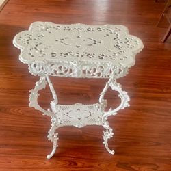 🤍 Antique Cast Aluminum Victorian Side Table – White with Decorative Lower Shelf