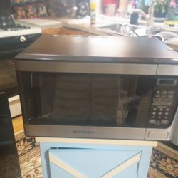Emerson 900 Watt Microwave.