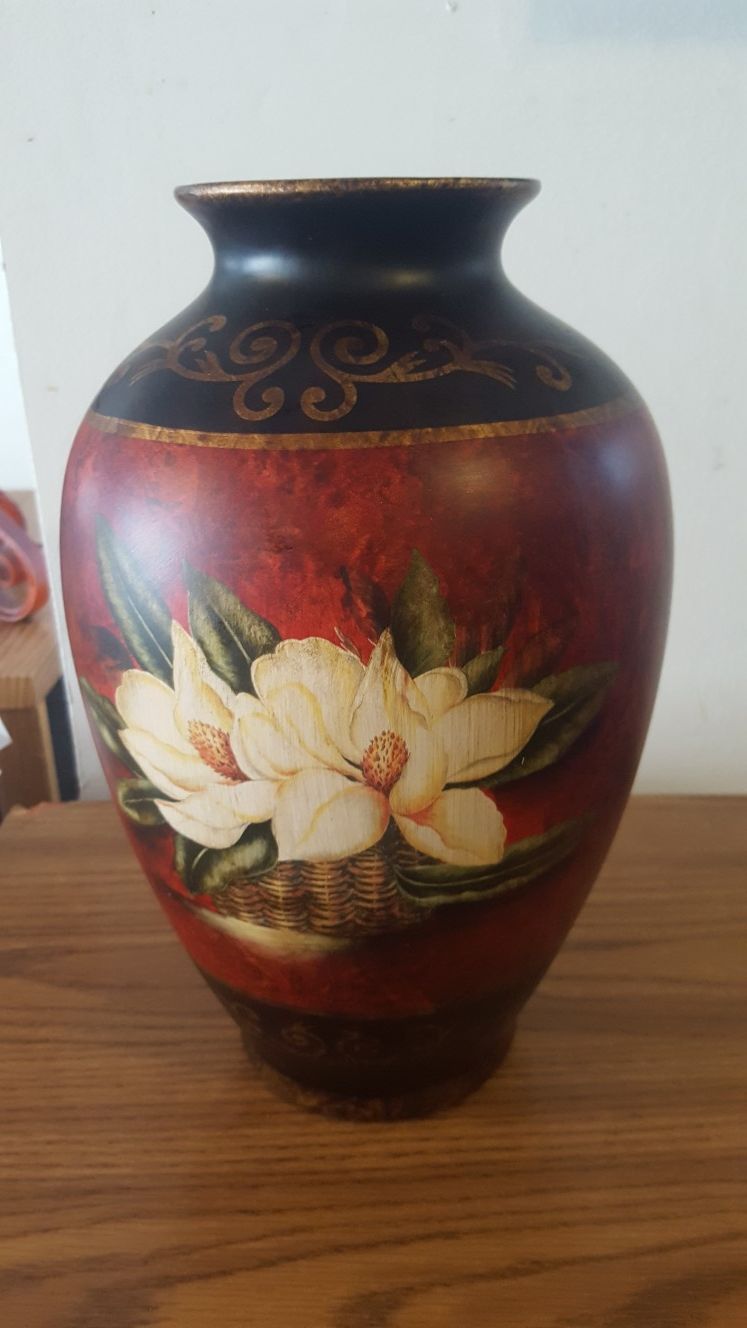 Ceramic Vase with a flower design>>