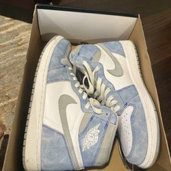 Jordan 1 Hyper Royal 