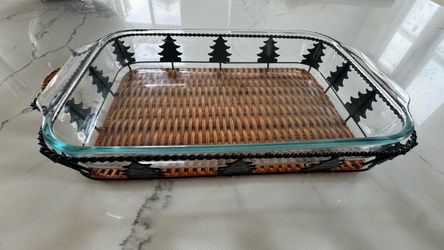 New/Unused Pyrex Holiday 9x13 Casserole Dish with Christmas Tree Basket