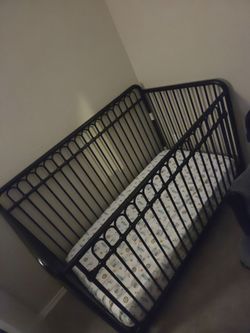 Black Metal Baby Crib with Mattress