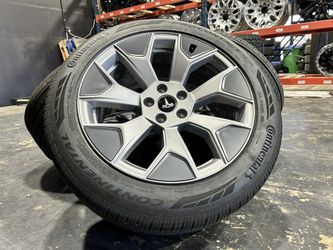 19” 2027 Tesla Model Y L Wheels Staggered 255/45R19 & 275/45R19 100% Tread SENSORS
