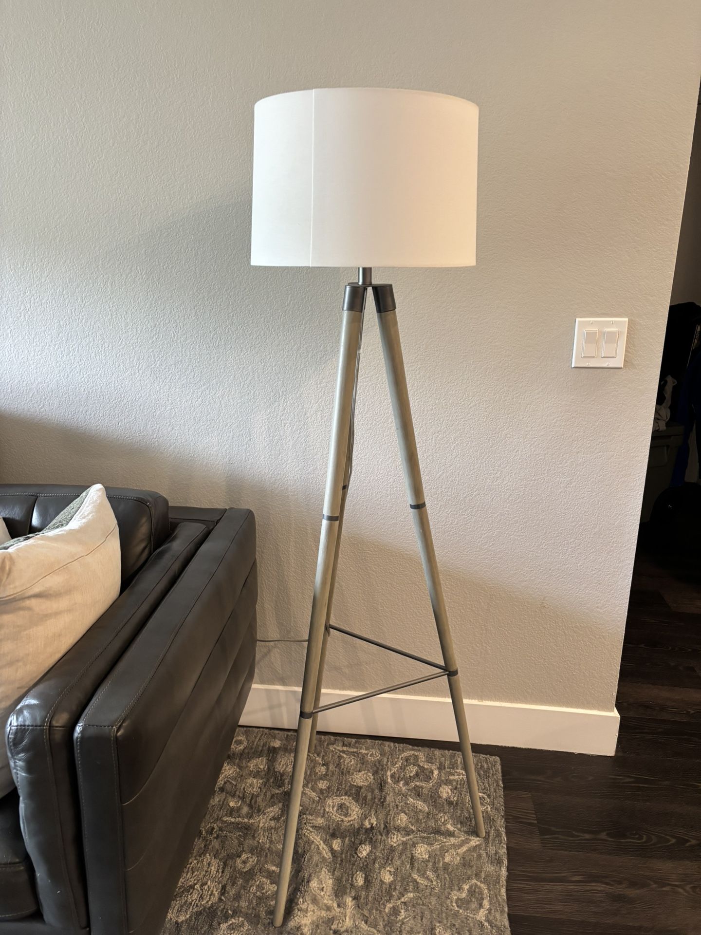 Modern Tripod Floor Lamp – Matte Metal Legs & White Shade
