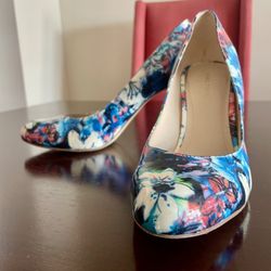 MARC FISHER MULTI FLORAL PUMP