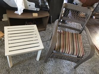 PATIO CHAIR AND SOLID WOOD TABLE - LIKE NEW ($69) OBO