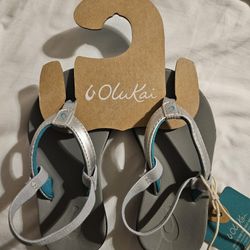 New Olukai Toddler/Kids Sandals, Silver, size 9