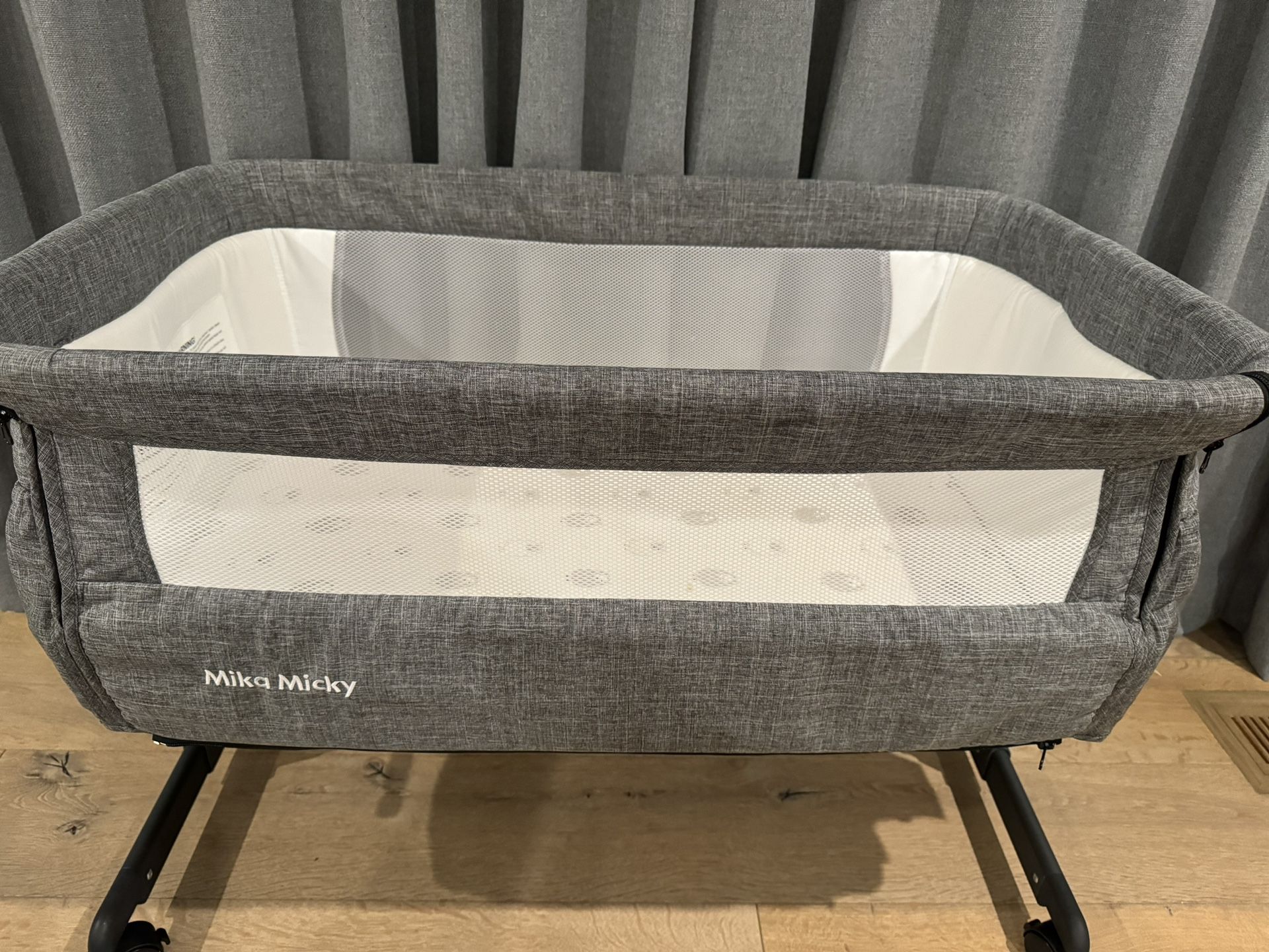 Mika Micky Bedside Bassinet Excellent Condition