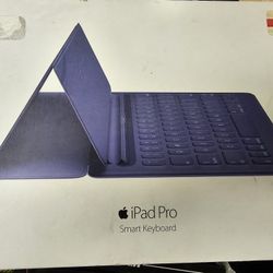 NEVER USED IPAD PRO SMART KEYBOARD 