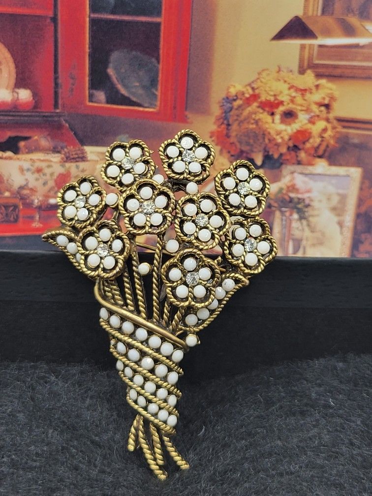 Precious vintage, bouquet of flowers Brooch. 3"inches long, with crystal stones, great condition #1082