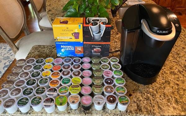 Keurig coffee maker machine and 118 Kcup pods + 1 water filter cartridge + 3 refillable pods. Just like new, only used a few times.