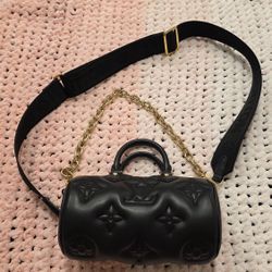 Louis Vuitton Papillon BB handbag in black leather. 