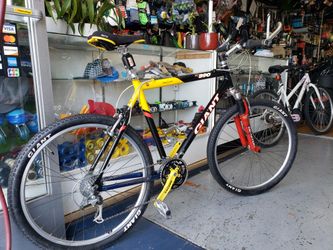 All Aluminum 21" Giant Mountain Bike