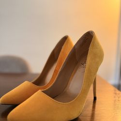 Modern high yellow shoes.
