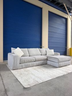 Free delivery 🚚 Gray Sectional Sofa with Chaise