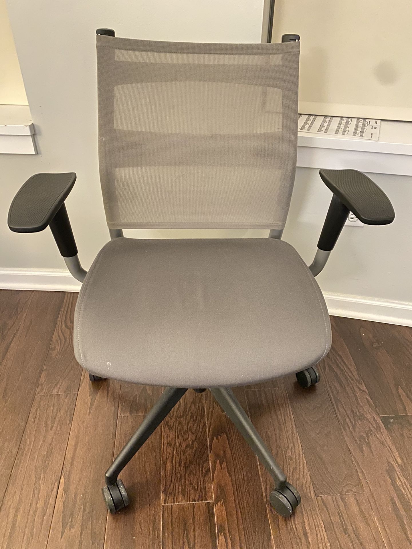 Sitonit Wit Mesh Back Task Chair Full Swivel