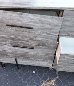 Dresser and bed $20 take both ASAP