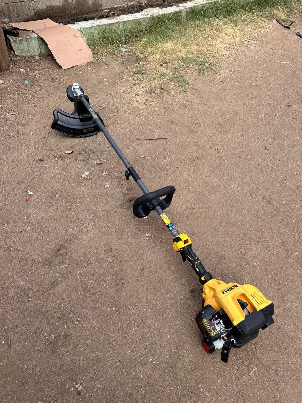 DEWALT La Cortadora de Hilo DCST970PR de 60 V MAX Está Diseñada para Superar el Sobrecrecimiento y Resistir el Uso Diariamente Pesado. Cuenta con un m