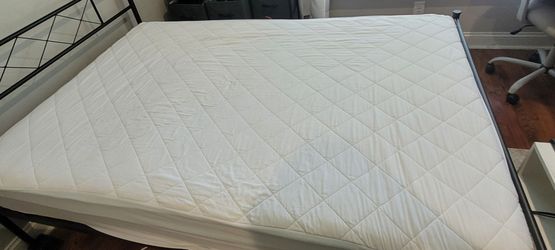 Queen Size Mattress White Quilted with metal bedframe