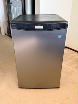 Danby mini fridge 4.4 ft (can deliver in the next two days only)